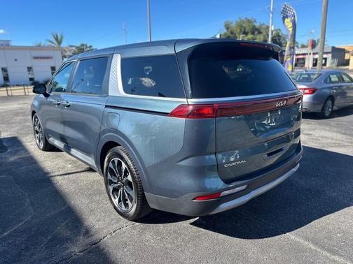 2023 Kia Carnival EX