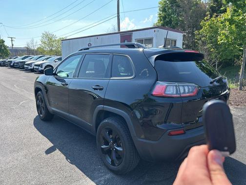 Diamond Black Crystal Pearlcoat 2019 Jeep Cherokee Altitude