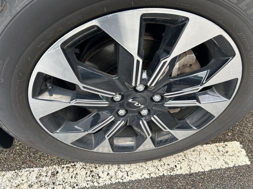 Ceramic Silver 2024 Kia Carnival EX