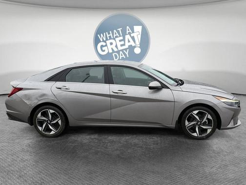 Fluid Metal 2022 Hyundai ELANTRA SEL