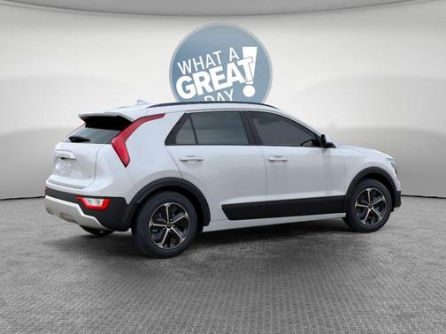 Snow White 2026 Kia Niro LX