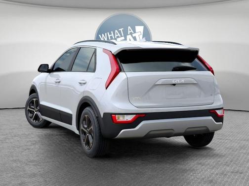 Snow White 2026 Kia Niro LX