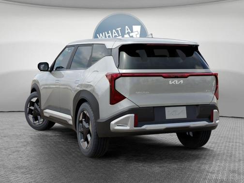 Ivory Silver 2027 Kia Seltos S