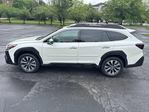 Crystal White Pearl 2024 Subaru Outback Touring