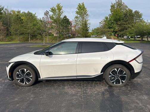 Snow White Pearl 2022 Kia EV6 Wind