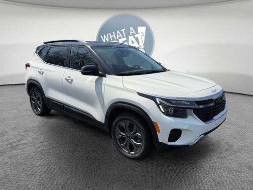 Clear White/Black Roof 2024 Kia Seltos S