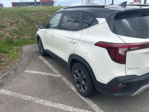 Clear White/Black Roof 2024 Kia Seltos S
