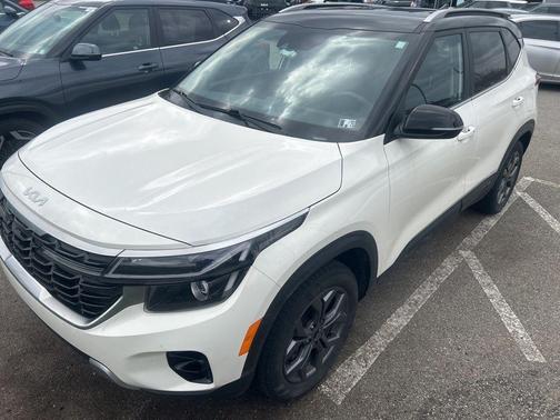Clear White/Black Roof 2024 Kia Seltos S