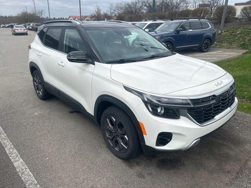 Clear White/Black Roof 2024 Kia Seltos S