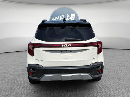 Clear White/Black Roof 2024 Kia Seltos S