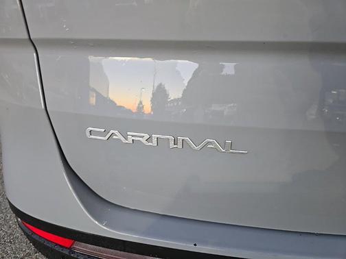 Ceramic Silver 2024 Kia Carnival EX