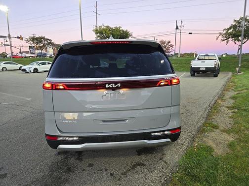 Ceramic Silver 2024 Kia Carnival EX