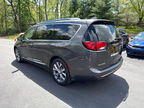 Granite Crystal Metallic Clearcoat 2018 Chrysler Pacifica Limited