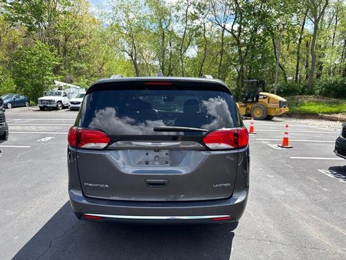 Granite Crystal Metallic Clearcoat 2018 Chrysler Pacifica Limited