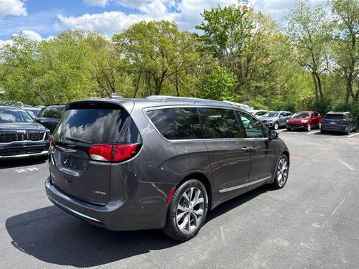 Granite Crystal Metallic Clearcoat 2018 Chrysler Pacifica Limited
