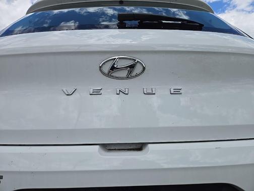 Lunar White 2024 Hyundai VENUE SEL