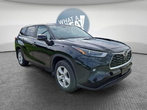 Midnight Black Metallic 2023 Toyota Highlander LE