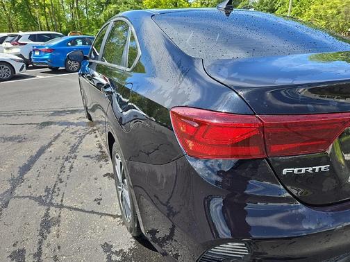 Aurora Black 2022 Kia Forte LXS