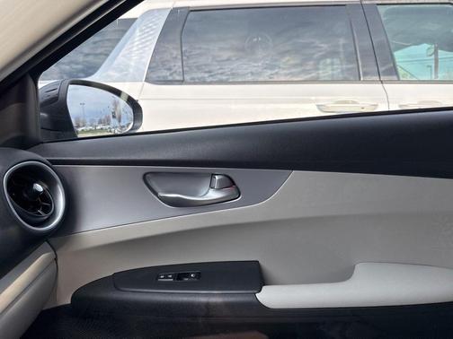 Aurora Black 2023 Kia Forte LXS