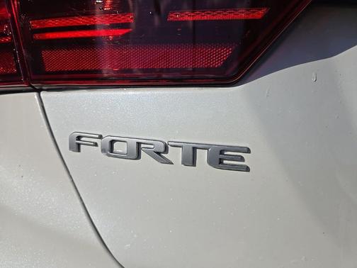 Snow White Pearl 2024 Kia Forte GT-Line