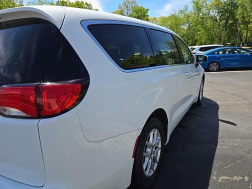 Bright White Clearcoat 2022 Chrysler Voyager LX