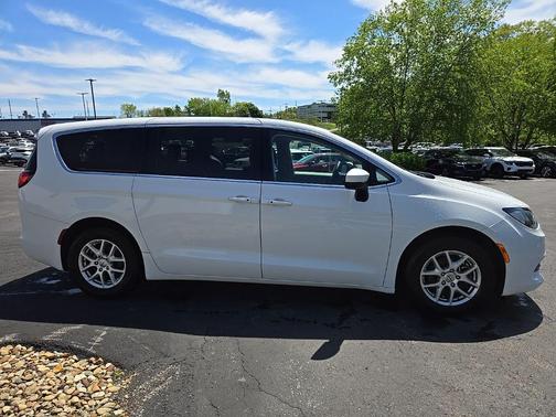 Bright White Clearcoat 2022 Chrysler Voyager LX