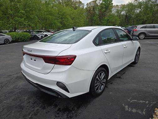 Snow White Pearl 2024 Kia Forte LXS