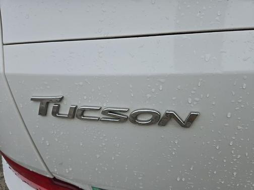 White 2018 Hyundai TUCSON SEL