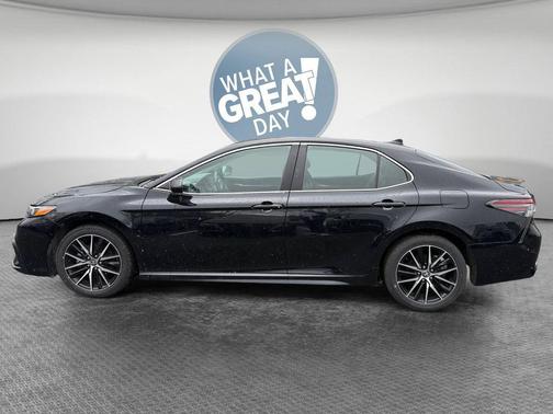 Midnight Black Metallic 2023 Toyota Camry SE