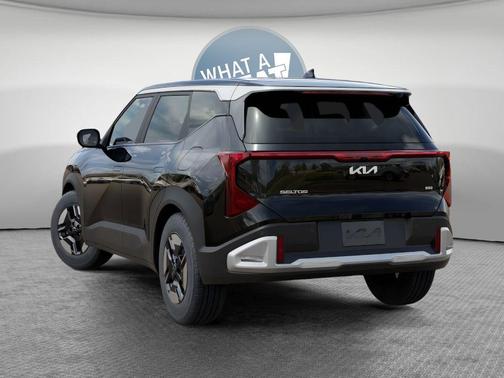 Aurora Black 2027 Kia Seltos LX