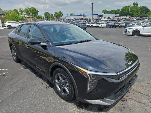 Aurora Black Pearl 2025 Kia K4 LXS