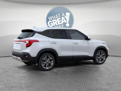 Snow White Pearl 2026 Kia Seltos LX