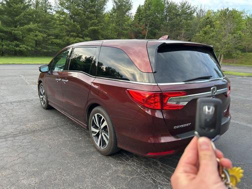Lunar Silver Metallic 2018 Honda Odyssey Elite