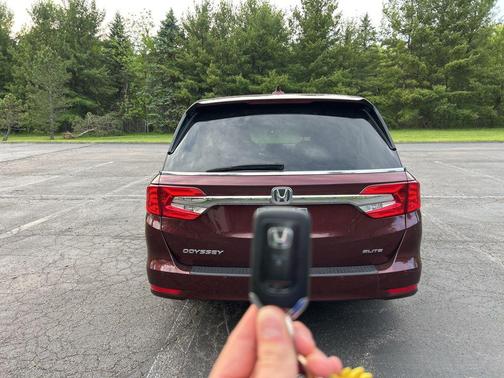 Lunar Silver Metallic 2018 Honda Odyssey Elite