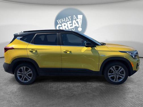 Starbright Yellow/Black Roof 2023 Kia Seltos S