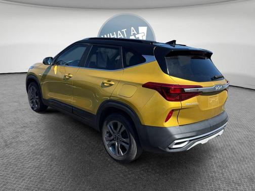 Starbright Yellow/Black Roof 2023 Kia Seltos S
