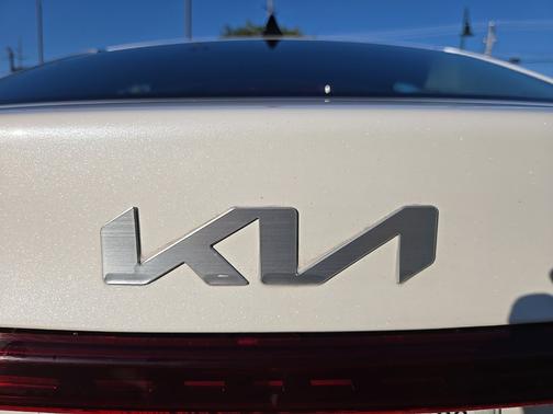 Snow White Pearl 2023 Kia Forte LXS