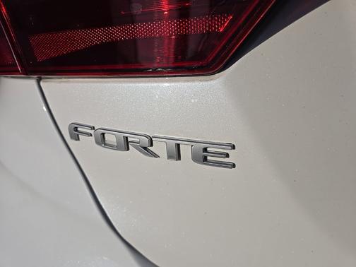 Snow White Pearl 2023 Kia Forte LXS
