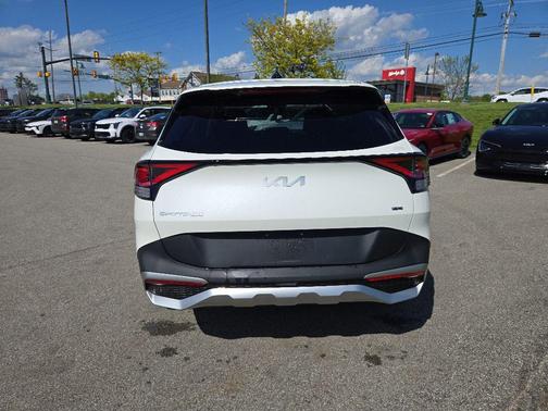Snow White Pearl 2023 Kia Sportage LX