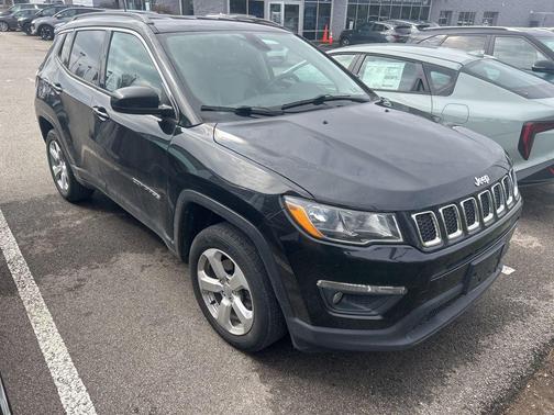 Diamond Black Crystal Pearlcoat 2019 Jeep Compass Latitude
