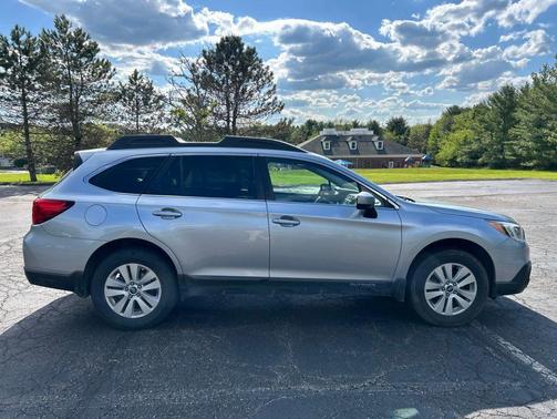 Ice Silver Metallic 2017 Subaru Outback 2.5i Premium