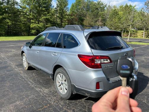 Ice Silver Metallic 2017 Subaru Outback 2.5i Premium