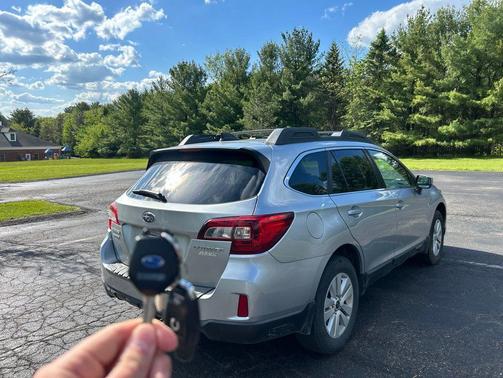 Ice Silver Metallic 2017 Subaru Outback 2.5i Premium