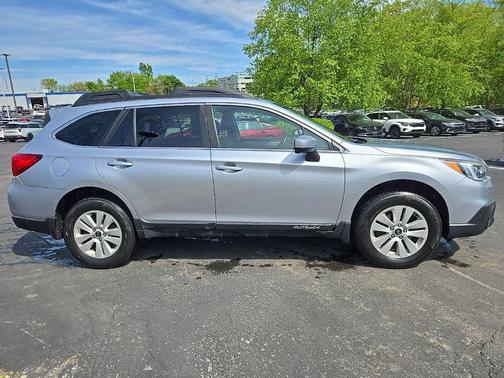 Ice Silver Metallic 2017 Subaru Outback 2.5i Premium