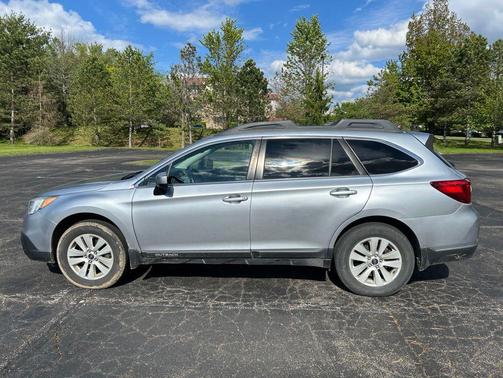 Ice Silver Metallic 2017 Subaru Outback 2.5i Premium