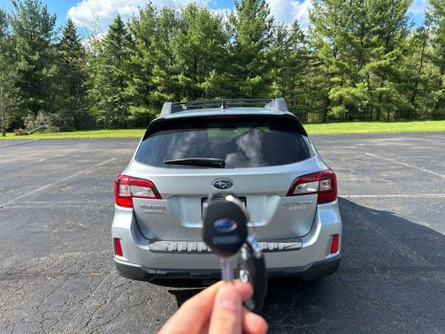 Ice Silver Metallic 2017 Subaru Outback 2.5i Premium