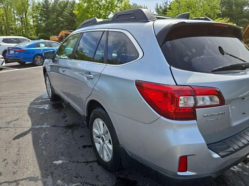 Ice Silver Metallic 2017 Subaru Outback 2.5i Premium