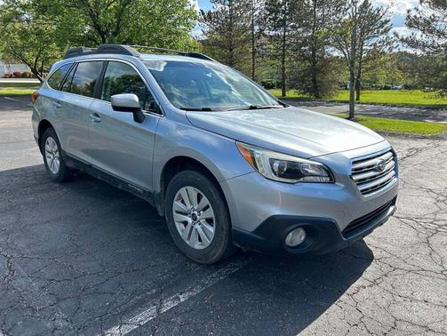 Ice Silver Metallic 2017 Subaru Outback 2.5i Premium