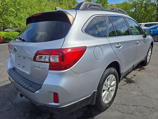 Ice Silver Metallic 2017 Subaru Outback 2.5i Premium