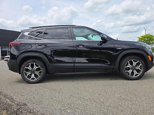 Cherry Black 2021 Kia Seltos EX